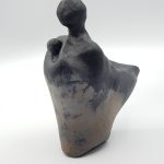 sculpture contemporaine en terre cuite marron et noire mate