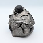 personnage sculpté en céramique de forme ronde
