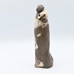 personnage sculpté avec des terres de différentes couleurs